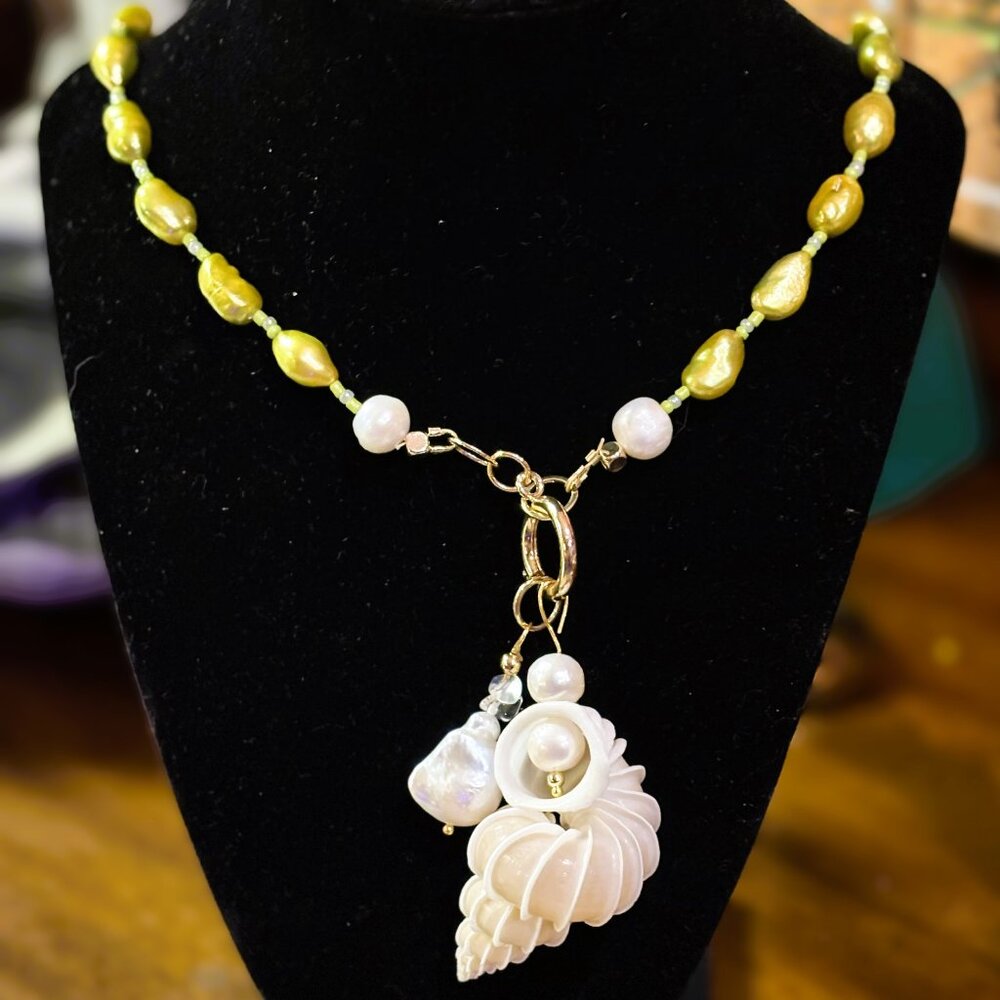Wentletrap Shell 5 in 1 Necklace With Earrings